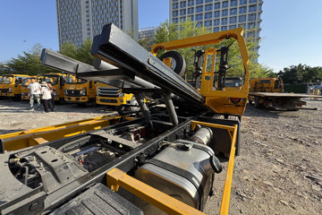 ����HOWOͳ˧ 170���� 4X2 ��ʿ��8�� ���ϳ�(��������)ͼƬ