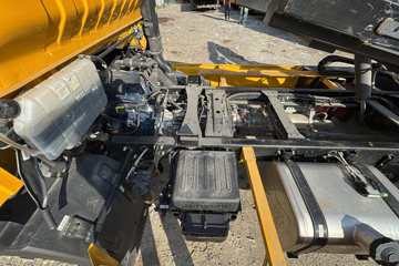 ����HOWOͳ˧ 170���� 4X2 ��ʿ��8�� ���ϳ�(��������)ͼƬ