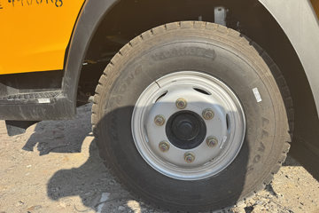 ����HOWOͳ˧ 170���� 4X2 ��ʿ��8�� ���ϳ�(��������)ͼƬ