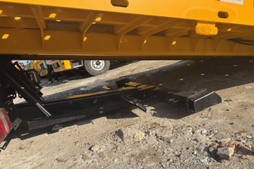 ����HOWOͳ˧ 170���� 4X2 ��ʿ��8�� ���ϳ�(��������)ͼƬ