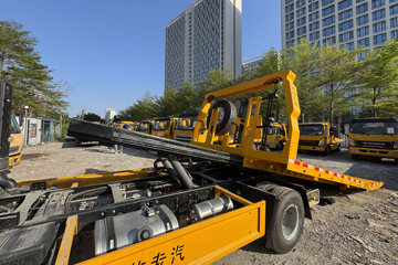 ����HOWOͳ˧ 170���� 4X2 ��ʿ��8�� ���ϳ�(��������)ͼƬ