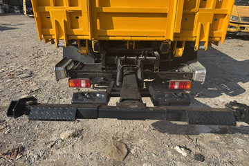 ����HOWOͳ˧ 170���� 4X2 ��ʿ��8�� ���ϳ�(��������)ͼƬ