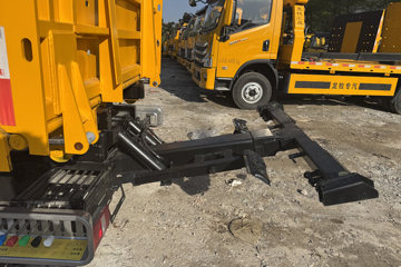 ����HOWOͳ˧ 170���� 4X2 ��ʿ��8�� ���ϳ�(��������)ͼƬ