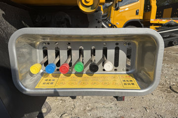 ����HOWOͳ˧ 170���� 4X2 ��ʿ��8�� ���ϳ�(��������)ͼƬ