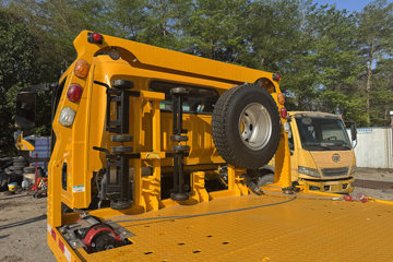 ����HOWOͳ˧ 170���� 4X2 ��ʿ��8�� ���ϳ�(��������)ͼƬ