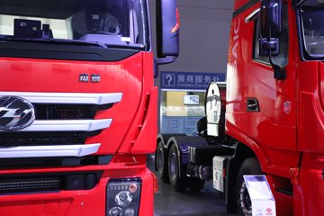 �������ҽ�ʨ ���ذ� 14.6L LNG 560���� 6X4 ��ʿ��16�� AMT�Զ��� �߶� ǣ����ͼƬ