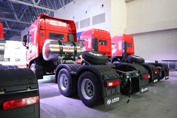 �������ҽ�ʨ ���ذ� 14.6L LNG 560���� 6X4 ��ʿ��16�� AMT�Զ��� �߶� ǣ����ͼƬ