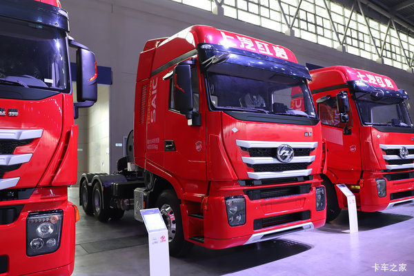 上汽红岩杰狮 标载版 14.6L LNG 560马力 6X4 法士特16档 AMT自动档 高顶 牵引车