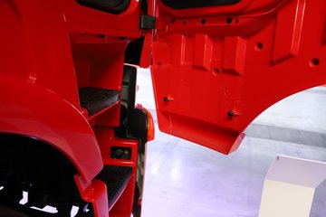 �������ҽ�ʨ ���ذ� 14.6L LNG 560���� 6X4 ��ʿ��16�� AMT�Զ��� �߶� ǣ����ͼƬ