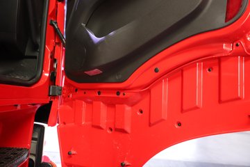 �������ҽ�ʨ ���ذ� 14.6L LNG 560���� 6X4 ��ʿ��16�� AMT�Զ��� �߶� ǣ����ͼƬ