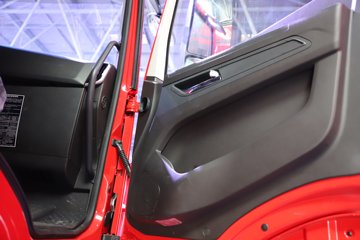 �������ҽ�ʨ ���ذ� 14.6L LNG 560���� 6X4 ��ʿ��16�� AMT�Զ��� �߶� ǣ����ͼƬ