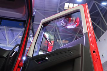 �������ҽ�ʨ ���ذ� 14.6L LNG 560���� 6X4 ��ʿ��16�� AMT�Զ��� �߶� ǣ����ͼƬ