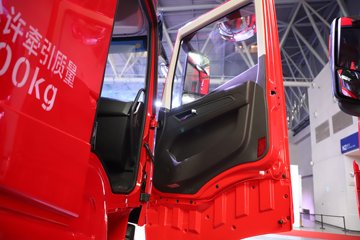 �������ҽ�ʨ ���ذ� 14.6L LNG 560���� 6X4 ��ʿ��16�� AMT�Զ��� �߶� ǣ����ͼƬ