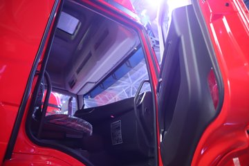 �������ҽ�ʨ ���ذ� 14.6L LNG 560���� 6X4 ��ʿ��16�� AMT�Զ��� �߶� ǣ����ͼƬ