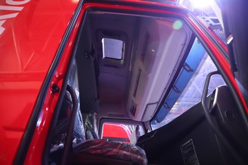 �������ҽ�ʨ ���ذ� 14.6L LNG 560���� 6X4 ��ʿ��16�� AMT�Զ��� �߶� ǣ����ͼƬ