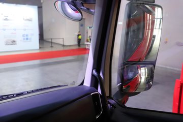 �������ҽ�ʨ ���ذ� 14.6L LNG 560���� 6X4 ��ʿ��16�� AMT�Զ��� �߶� ǣ����ͼƬ