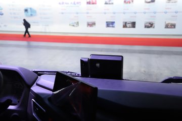 �������ҽ�ʨ ���ذ� 14.6L LNG 560���� 6X4 ��ʿ��16�� AMT�Զ��� �߶� ǣ����ͼƬ