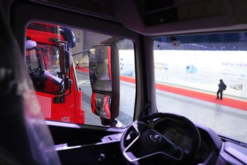 �������ҽ�ʨ ���ذ� 14.6L LNG 560���� 6X4 ��ʿ��16�� AMT�Զ��� �߶� ǣ����ͼƬ