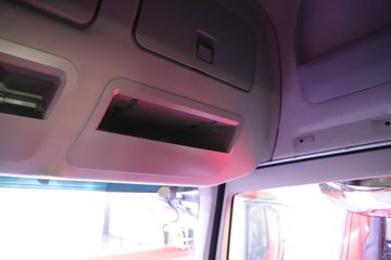 �������ҽ�ʨ ���ذ� 14.6L LNG 560���� 6X4 ��ʿ��16�� AMT�Զ��� �߶� ǣ����ͼƬ