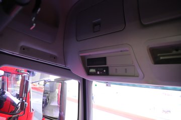 �������ҽ�ʨ ���ذ� 14.6L LNG 560���� 6X4 ��ʿ��16�� AMT�Զ��� �߶� ǣ����ͼƬ