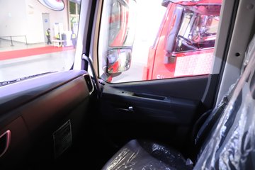 �������ҽ�ʨ ���ذ� 14.6L LNG 560���� 6X4 ��ʿ��16�� AMT�Զ��� �߶� ǣ����ͼƬ