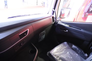 �������ҽ�ʨ ���ذ� 14.6L LNG 560���� 6X4 ��ʿ��16�� AMT�Զ��� �߶� ǣ����ͼƬ