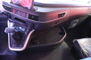 �������ҽ�ʨ ���ذ� 14.6L LNG 560���� 6X4 ��ʿ��16�� AMT�Զ��� �߶� ǣ����ͼƬ