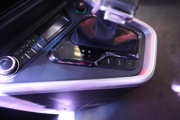 �������ҽ�ʨ ���ذ� 14.6L LNG 560���� 6X4 ��ʿ��16�� AMT�Զ��� �߶� ǣ����ͼƬ