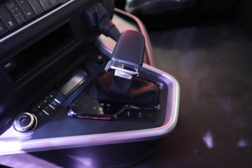 �������ҽ�ʨ ���ذ� 14.6L LNG 560���� 6X4 ��ʿ��16�� AMT�Զ��� �߶� ǣ����ͼƬ