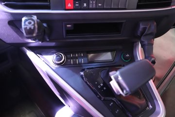 �������ҽ�ʨ ���ذ� 14.6L LNG 560���� 6X4 ��ʿ��16�� AMT�Զ��� �߶� ǣ����ͼƬ