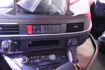 �������ҽ�ʨ ���ذ� 14.6L LNG 560���� 6X4 ��ʿ��16�� AMT�Զ��� �߶� ǣ����ͼƬ