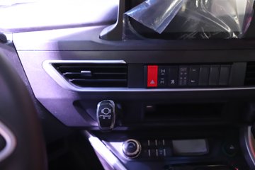 �������ҽ�ʨ ���ذ� 14.6L LNG 560���� 6X4 ��ʿ��16�� AMT�Զ��� �߶� ǣ����ͼƬ