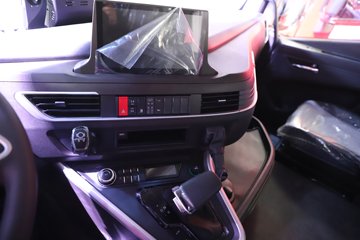 �������ҽ�ʨ ���ذ� 14.6L LNG 560���� 6X4 ��ʿ��16�� AMT�Զ��� �߶� ǣ����ͼƬ