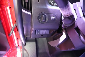 �������ҽ�ʨ ���ذ� 14.6L LNG 560���� 6X4 ��ʿ��16�� AMT�Զ��� �߶� ǣ����ͼƬ