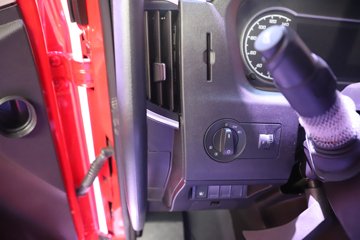 �������ҽ�ʨ ���ذ� 14.6L LNG 560���� 6X4 ��ʿ��16�� AMT�Զ��� �߶� ǣ����ͼƬ