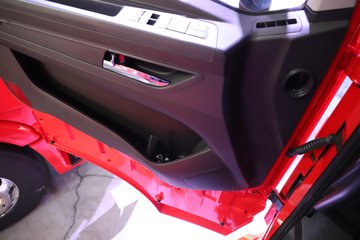 �������ҽ�ʨ ���ذ� 14.6L LNG 560���� 6X4 ��ʿ��16�� AMT�Զ��� �߶� ǣ����ͼƬ