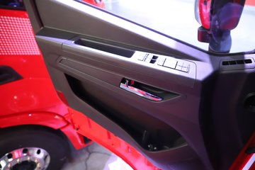 �������ҽ�ʨ ���ذ� 14.6L LNG 560���� 6X4 ��ʿ��16�� AMT�Զ��� �߶� ǣ����ͼƬ