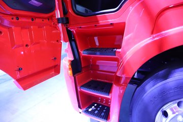 �������ҽ�ʨ ���ذ� 14.6L LNG 560���� 6X4 ��ʿ��16�� AMT�Զ��� �߶� ǣ����ͼƬ