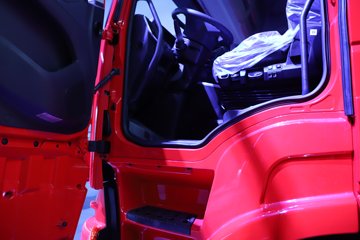 �������ҽ�ʨ ���ذ� 14.6L LNG 560���� 6X4 ��ʿ��16�� AMT�Զ��� �߶� ǣ����ͼƬ