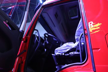 �������ҽ�ʨ ���ذ� 14.6L LNG 560���� 6X4 ��ʿ��16�� AMT�Զ��� �߶� ǣ����ͼƬ