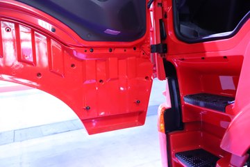 �������ҽ�ʨ ���ذ� 14.6L LNG 560���� 6X4 ��ʿ��16�� AMT�Զ��� �߶� ǣ����ͼƬ