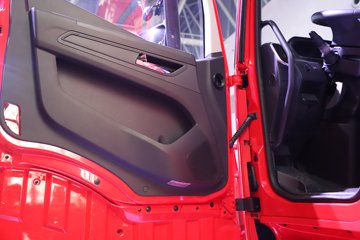 �������ҽ�ʨ ���ذ� 14.6L LNG 560���� 6X4 ��ʿ��16�� AMT�Զ��� �߶� ǣ����ͼƬ