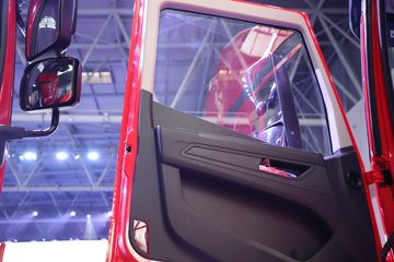 �������ҽ�ʨ ���ذ� 14.6L LNG 560���� 6X4 ��ʿ��16�� AMT�Զ��� �߶� ǣ����ͼƬ