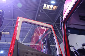 �������ҽ�ʨ ���ذ� 14.6L LNG 560���� 6X4 ��ʿ��16�� AMT�Զ��� �߶� ǣ����ͼƬ