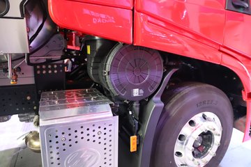 �������ҽ�ʨ ���ذ� 14.6L LNG 560���� 6X4 ��ʿ��16�� AMT�Զ��� �߶� ǣ����ͼƬ