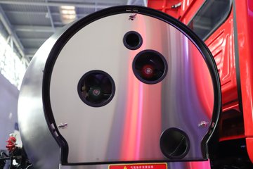 �������ҽ�ʨ ���ذ� 14.6L LNG 560���� 6X4 ��ʿ��16�� AMT�Զ��� �߶� ǣ����ͼƬ