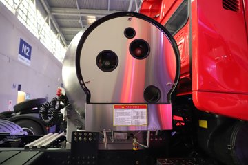 �������ҽ�ʨ ���ذ� 14.6L LNG 560���� 6X4 ��ʿ��16�� AMT�Զ��� �߶� ǣ����ͼƬ