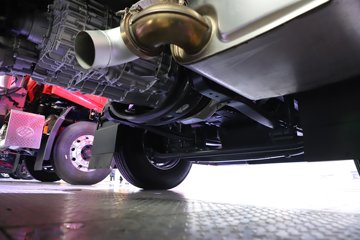 �������ҽ�ʨ ���ذ� 14.6L LNG 560���� 6X4 ��ʿ��16�� AMT�Զ��� �߶� ǣ����ͼƬ