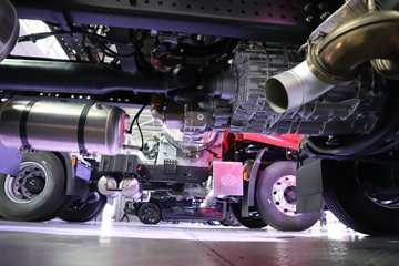 �������ҽ�ʨ ���ذ� 14.6L LNG 560���� 6X4 ��ʿ��16�� AMT�Զ��� �߶� ǣ����ͼƬ