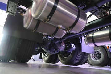 �������ҽ�ʨ ���ذ� 14.6L LNG 560���� 6X4 ��ʿ��16�� AMT�Զ��� �߶� ǣ����ͼƬ